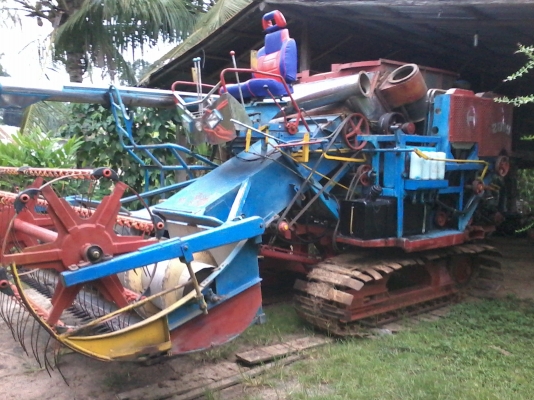 ขายรถเกี่ยวไทยเส็งยนต์สภาพเช็คใหม่พร้อมใช้งานตัวเดินๅ 10 ้ ht เพลาใหญ่ลูกปืนใหญ่ เครื่องยนต์ hino ho7d 195  hp โ