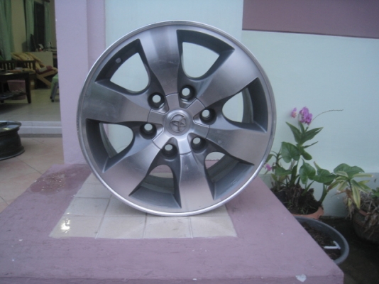 ขายล้อแม็ก vigo 16"x7" et30 6 รู 139.7 สีเทากันหน้าเงา ขายทั้งชุด 5,500 บาทครับ สนใจติดต่อเล็กคลองสามครับ 081-3747940