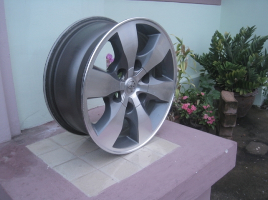ขายล้อแม็ก vigo 16"x7" et30 6 รู 139.7 สีเทากันหน้าเงา ขายทั้งชุด 5,500 บาทครับ สนใจติดต่อเล็กคลองสามครับ 081-3747940