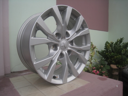 ขายล้อแม็ก pajero 17"x7.5" et38 6 รู 139.7 สีเงิน สีเดิม สภาพสวยครับ มีรอยจากการถอดยางนิดหน่อยขอบๆครับ ขายทั้งชุด 8,500 บาทพร้อมน็อตล้อเดิม สนใจติดต่อเล็กคลองสามครับ 081-3747940