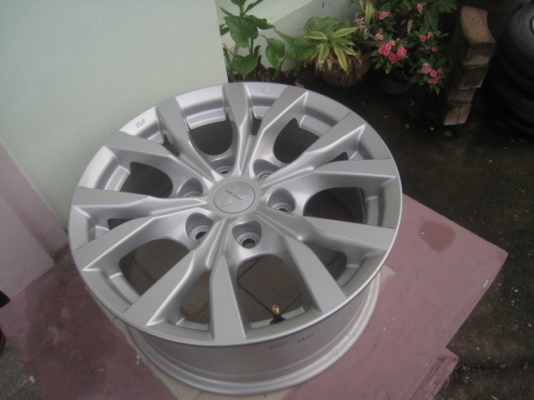 ขายล้อแม็ก pajero 17"x7.5" et38 6 รู 139.7 สีเงิน สีเดิม สภาพสวยครับ มีรอยจากการถอดยางนิดหน่อยขอบๆครับ ขายทั้งชุด 8,500 บาทพร้อมน็อตล้อเดิม สนใจติดต่อเล็กคลองสามครับ 081-3747940