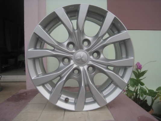 ขายล้อแม็ก pajero 17"x7.5" et38 6 รู 139.7 สีเงิน สีเดิม สภาพสวยครับ มีรอยจากการถอดยางนิดหน่อยขอบๆครับ ขายทั้งชุด 8,500 บาทพร้อมน็อตล้อเดิม สนใจติดต่อเล็กคลองสามครับ 081-3747940