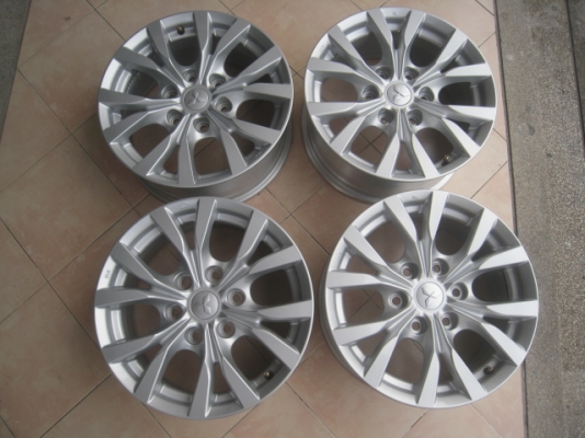 ขายล้อแม็ก pajero 17"x7.5" et38 6 รู 139.7 สีเงิน สีเดิม สภาพสวยครับ มีรอยจากการถอดยางนิดหน่อยขอบๆครับ ขายทั้งชุด 8,500 บาทพร้อมน็อตล้อเดิม สนใจติดต่อเล็กคลองสามครับ 081-3747940