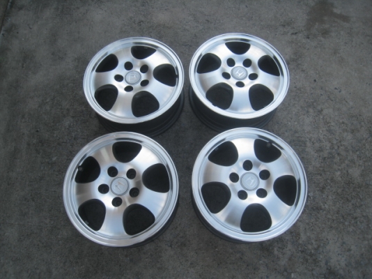 ขายล้อแม็ก Crv g1 mc 15"x6" et50 5รู114.3 ล้อทำสีมาใหม่ครับ ไม่มีคด ไม่มีดุ้งครับ สีเทากันหน้าเงา vigoใส่แทนล้อกะทะได้เลยครับ ขายทั้งชุด 3,900 บาทครับ สนใจติดต่อเล็กคลองสามครับ 081-3747940