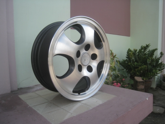 ขายล้อแม็ก Crv g1 mc 15"x6" et50 5รู114.3 ล้อทำสีมาใหม่ครับ ไม่มีคด ไม่มีดุ้งครับ สีเทากันหน้าเงา vigoใส่แทนล้อกะทะได้เลยครับ ขายทั้งชุด 3,900 บาทครับ สนใจติดต่อเล็กคลองสามครับ 081-3747940