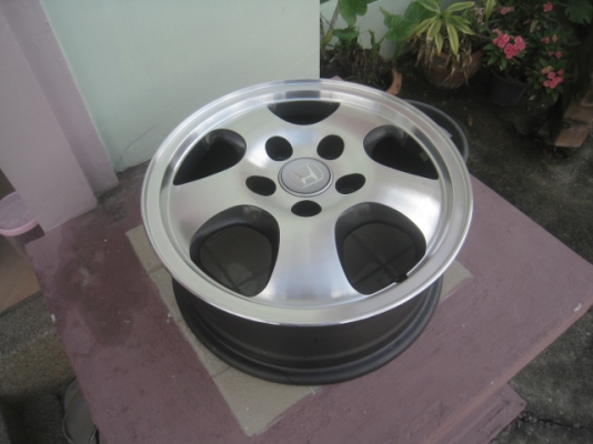 ขายล้อแม็ก Crv g1 mc 15"x6" et50 5รู114.3 ล้อทำสีมาใหม่ครับ ไม่มีคด ไม่มีดุ้งครับ สีเทากันหน้าเงา vigoใส่แทนล้อกะทะได้เลยครับ ขายทั้งชุด 3,900 บาทครับ สนใจติดต่อเล็กคลองสามครับ 081-3747940