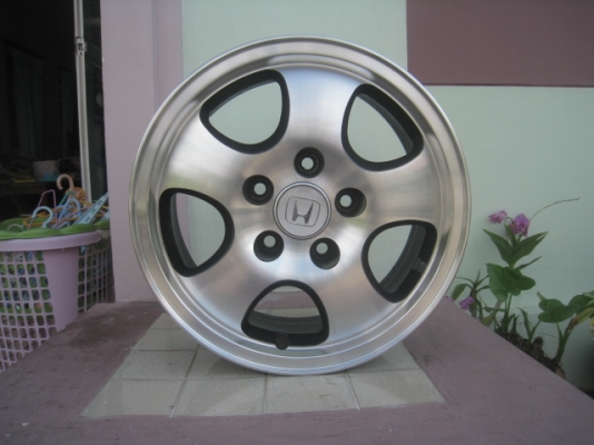 ขายล้อแม็ก Crv g1 mc 15"x6" et50 5รู114.3 ล้อทำสีมาใหม่ครับ ไม่มีคด ไม่มีดุ้งครับ สีเทากันหน้าเงา vigoใส่แทนล้อกะทะได้เลยครับ ขายทั้งชุด 3,900 บาทครับ สนใจติดต่อเล็กคลองสามครับ 081-3747940