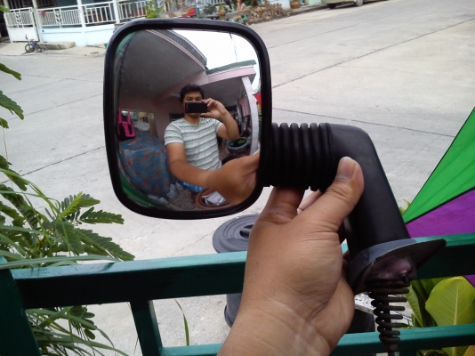 กระจกมองมุมใสๆ