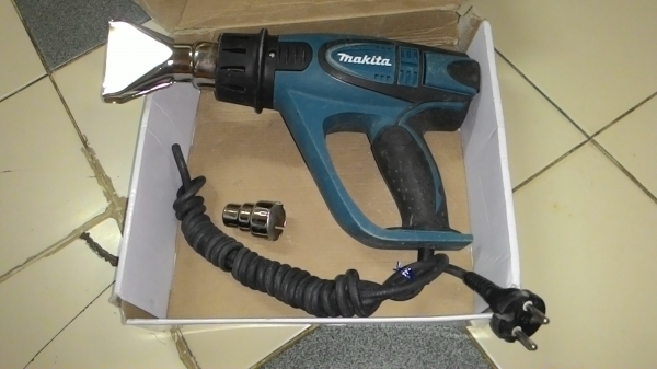 ขายเครื่องเป่าลมร้อนยี่ห้อMakita รุ่นHG6003(1,800วัตต์)พร้อมปากอุปกรณ์สภาพดีมากครับ