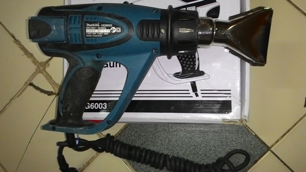 ขายเครื่องเป่าลมร้อนยี่ห้อMakita รุ่นHG6003(1,800วัตต์)พร้อมปากอุปกรณ์สภาพดีมากครับ