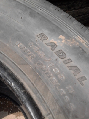 ยาง 6 ล้อ 4 ล้อกลาง  215/75R17.5 MAXXIS UR275   16 PR  มี 3 เส้น ( ปี 4310 ) TEL.081-4273941