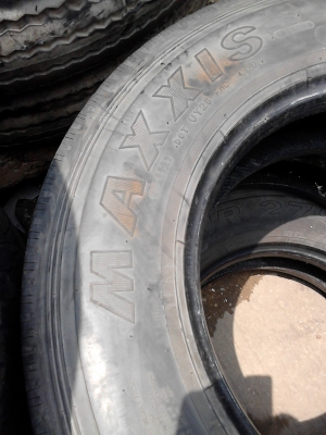 ยาง 6 ล้อ 4 ล้อกลาง  215/75R17.5 MAXXIS UR275   16 PR  มี 3 เส้น ( ปี 4310 ) TEL.081-4273941