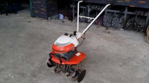 รถพรวนดินเดินตามขนาดเล็ก KUBOTA เก่าญี่ปุ่น พร้อมชุดพรวนดิน สภาพดี รถพร้อมทำงาน เครื่องยนต์ติดง่าย เหมาะพรวนดินแปลงขนาดกลาง-เล็ก ประหยัดน้ำมันเคลื่อนที่ง่าย รถพรวนดินเดินตามขนาดเล็ก KUBOTA เก่าญี่ปุ่น พร้อมชุดพรวนดิน สภาพดี รถพร้อมทำงาน เครื่องยนต์ติดง่าย เหมาะพรวนดินแปลงขนาดกลาง-เล็ก ประหยัดน้ำมันเคลื่อนที่ง่าย