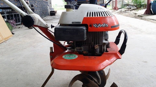 รถพรวนดินเดินตามขนาดเล็ก KUBOTA เก่าญี่ปุ่น พร้อมชุดพรวนดิน สภาพดี รถพร้อมทำงาน เครื่องยนต์ติดง่าย เหมาะพรวนดินแปลงขนาดกลาง-เล็ก ประหยัดน้ำมันเคลื่อนที่ง่าย รถพรวนดินเดินตามขนาดเล็ก KUBOTA เก่าญี่ปุ่น พร้อมชุดพรวนดิน สภาพดี รถพร้อมทำงาน เครื่องยนต์ติดง่าย เหมาะพรวนดินแปลงขนาดกลาง-เล็ก ประหยัดน้ำมันเคลื่อนที่ง่าย