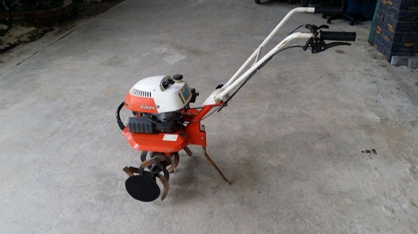 รถพรวนดินเดินตามขนาดเล็ก KUBOTA เก่าญี่ปุ่น พร้อมชุดพรวนดิน สภาพดี รถพร้อมทำงาน เครื่องยนต์ติดง่าย เหมาะพรวนดินแปลงขนาดกลาง-เล็ก ประหยัดน้ำมันเคลื่อนที่ง่าย รถพรวนดินเดินตามขนาดเล็ก KUBOTA เก่าญี่ปุ่น พร้อมชุดพรวนดิน สภาพดี รถพร้อมทำงาน เครื่องยนต์ติดง่าย เหมาะพรวนดินแปลงขนาดกลาง-เล็ก ประหยัดน้ำมันเคลื่อนที่ง่าย