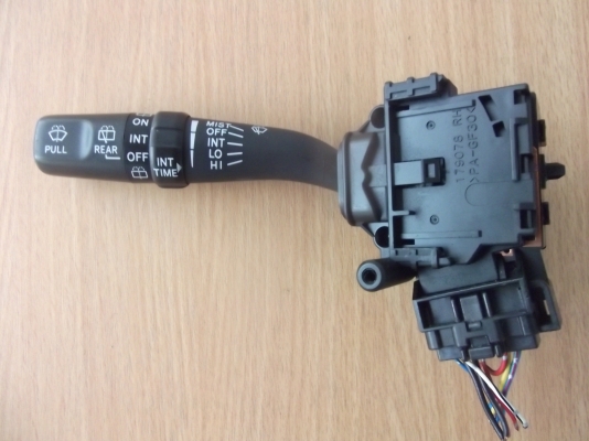 ก้านสวิตช์ปัดน้ำฝนของรถ TOYOTA HIACE สภาพสวยๆ