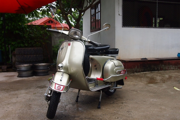 ลดราคาขาย Vespa Sprint หัวเหลี่ยม ปี15 สภาพสวย ทะเบียนพร้อมโอน 69,000.- (ที่เชียงใหม่)