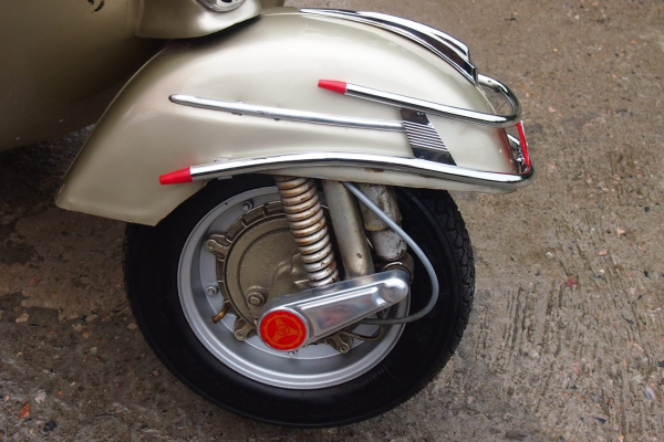 ลดราคาขาย Vespa Sprint หัวเหลี่ยม ปี15 สภาพสวย ทะเบียนพร้อมโอน 69,000.- (ที่เชียงใหม่)