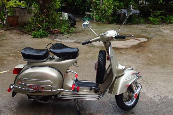 ลดราคาขาย Vespa Sprint หัวเหลี่ยม ปี15 สภาพสวย ทะเบียนพร้อมโอน 69,000.- (ที่เชียงใหม่)