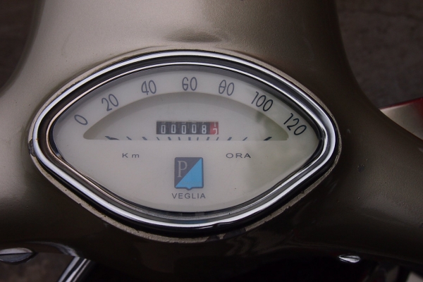 ลดราคาขาย Vespa Sprint หัวเหลี่ยม ปี15 สภาพสวย ทะเบียนพร้อมโอน 69,000.- (ที่เชียงใหม่)