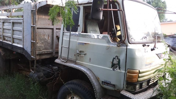 ***ขายแล้วครับขอบคุณ Truck2hand ขาย10ล้อ2เพลาดั้มถูกๆ HINO SUMO FM227LD วางเครื่องHO7C-185แรง (ลงเล่ม) เครื่องดีเกียร์ดี ช่วงล่าง2เพลาเดิม คัสซีดี มีบวมซับใน กับ มีตำหนิ คัสซีแตกกลางตัวซ้าย รอยแตกขึ้นประมาณ2นิ้ว (ตามรูป) ที่เหลือไม่ปะไม่ดาม สโลวเดิม กระบะ