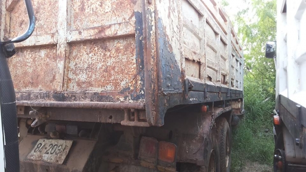 ***ขายแล้วครับขอบคุณ Truck2hand ขาย10ล้อ2เพลาดั้มถูกๆ HINO SUMO FM227LD วางเครื่องHO7C-185แรง (ลงเล่ม) เครื่องดีเกียร์ดี ช่วงล่าง2เพลาเดิม คัสซีดี มีบวมซับใน กับ มีตำหนิ คัสซีแตกกลางตัวซ้าย รอยแตกขึ้นประมาณ2นิ้ว (ตามรูป) ที่เหลือไม่ปะไม่ดาม สโลวเดิม กระบะ