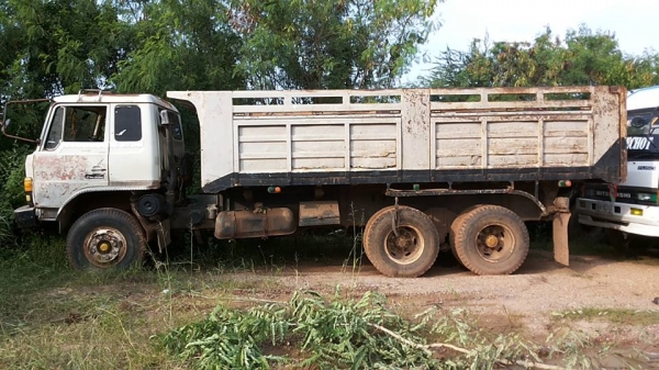 ***ขายแล้วครับขอบคุณ Truck2hand ขาย10ล้อ2เพลาดั้มถูกๆ HINO SUMO FM227LD วางเครื่องHO7C-185แรง (ลงเล่ม) เครื่องดีเกียร์ดี ช่วงล่าง2เพลาเดิม คัสซีดี มีบวมซับใน กับ มีตำหนิ คัสซีแตกกลางตัวซ้าย รอยแตกขึ้นประมาณ2นิ้ว (ตามรูป) ที่เหลือไม่ปะไม่ดาม สโลวเดิม กระบะ