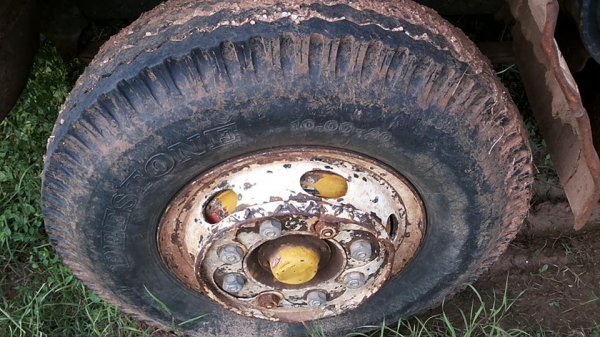 ***ขายแล้วครับขอบคุณ Truck2hand ขาย10ล้อ2เพลาดั้มถูกๆ HINO SUMO FM227LD วางเครื่องHO7C-185แรง (ลงเล่ม) เครื่องดีเกียร์ดี ช่วงล่าง2เพลาเดิม คัสซีดี มีบวมซับใน กับ มีตำหนิ คัสซีแตกกลางตัวซ้าย รอยแตกขึ้นประมาณ2นิ้ว (ตามรูป) ที่เหลือไม่ปะไม่ดาม สโลวเดิม กระบะ