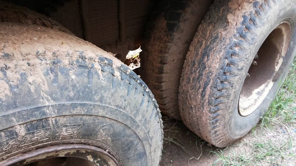 ***ขายแล้วครับขอบคุณ Truck2hand ขาย10ล้อ2เพลาดั้มถูกๆ HINO SUMO FM227LD วางเครื่องHO7C-185แรง (ลงเล่ม) เครื่องดีเกียร์ดี ช่วงล่าง2เพลาเดิม คัสซีดี มีบวมซับใน กับ มีตำหนิ คัสซีแตกกลางตัวซ้าย รอยแตกขึ้นประมาณ2นิ้ว (ตามรูป) ที่เหลือไม่ปะไม่ดาม สโลวเดิม กระบะ