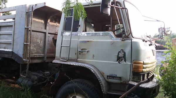 ***ขายแล้วครับขอบคุณ Truck2hand ขาย10ล้อ2เพลาดั้มถูกๆ HINO SUMO FM227LD วางเครื่องHO7C-185แรง (ลงเล่ม) เครื่องดีเกียร์ดี ช่วงล่าง2เพลาเดิม คัสซีดี มีบวมซับใน กับ มีตำหนิ คัสซีแตกกลางตัวซ้าย รอยแตกขึ้นประมาณ2นิ้ว (ตามรูป) ที่เหลือไม่ปะไม่ดาม สโลวเดิม กระบะ