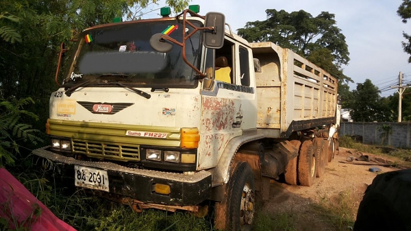 ***ขายแล้วครับขอบคุณ Truck2hand ขาย10ล้อ2เพลาดั้มถูกๆ HINO SUMO FM227LD วางเครื่องHO7C-185แรง (ลงเล่ม) เครื่องดีเกียร์ดี ช่วงล่าง2เพลาเดิม คัสซีดี มีบวมซับใน กับ มีตำหนิ คัสซีแตกกลางตัวซ้าย รอยแตกขึ้นประมาณ2นิ้ว (ตามรูป) ที่เหลือไม่ปะไม่ดาม สโลวเดิม กระบะ