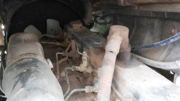 ***ขายแล้วครับขอบคุณ Truck2hand ขาย10ล้อ2เพลาดั้มถูกๆ HINO SUMO FM227LD วางเครื่องHO7C-185แรง (ลงเล่ม) เครื่องดีเกียร์ดี ช่วงล่าง2เพลาเดิม คัสซีดี มีบวมซับใน กับ มีตำหนิ คัสซีแตกกลางตัวซ้าย รอยแตกขึ้นประมาณ2นิ้ว (ตามรูป) ที่เหลือไม่ปะไม่ดาม สโลวเดิม กระบะ