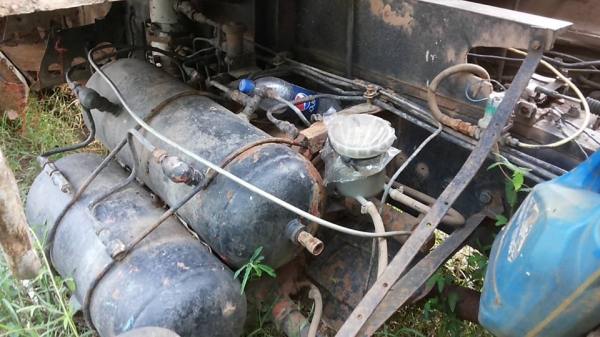 ***ขายแล้วครับขอบคุณ Truck2hand ขาย10ล้อ2เพลาดั้มถูกๆ HINO SUMO FM227LD วางเครื่องHO7C-185แรง (ลงเล่ม) เครื่องดีเกียร์ดี ช่วงล่าง2เพลาเดิม คัสซีดี มีบวมซับใน กับ มีตำหนิ คัสซีแตกกลางตัวซ้าย รอยแตกขึ้นประมาณ2นิ้ว (ตามรูป) ที่เหลือไม่ปะไม่ดาม สโลวเดิม กระบะ