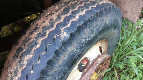 ***ขายแล้วครับขอบคุณ Truck2hand ขาย10ล้อ2เพลาดั้มถูกๆ HINO SUMO FM227LD วางเครื่องHO7C-185แรง (ลงเล่ม) เครื่องดีเกียร์ดี ช่วงล่าง2เพลาเดิม คัสซีดี มีบวมซับใน กับ มีตำหนิ คัสซีแตกกลางตัวซ้าย รอยแตกขึ้นประมาณ2นิ้ว (ตามรูป) ที่เหลือไม่ปะไม่ดาม สโลวเดิม กระบะ