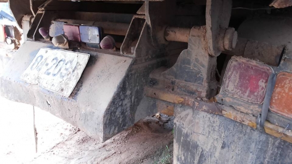 ***ขายแล้วครับขอบคุณ Truck2hand ขาย10ล้อ2เพลาดั้มถูกๆ HINO SUMO FM227LD วางเครื่องHO7C-185แรง (ลงเล่ม) เครื่องดีเกียร์ดี ช่วงล่าง2เพลาเดิม คัสซีดี มีบวมซับใน กับ มีตำหนิ คัสซีแตกกลางตัวซ้าย รอยแตกขึ้นประมาณ2นิ้ว (ตามรูป) ที่เหลือไม่ปะไม่ดาม สโลวเดิม กระบะ