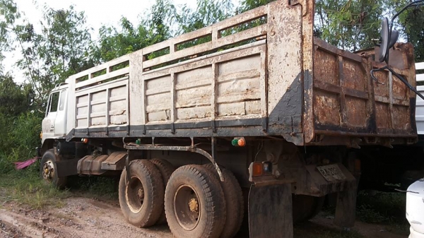 ***ขายแล้วครับขอบคุณ Truck2hand ขาย10ล้อ2เพลาดั้มถูกๆ HINO SUMO FM227LD วางเครื่องHO7C-185แรง (ลงเล่ม) เครื่องดีเกียร์ดี ช่วงล่าง2เพลาเดิม คัสซีดี มีบวมซับใน กับ มีตำหนิ คัสซีแตกกลางตัวซ้าย รอยแตกขึ้นประมาณ2นิ้ว (ตามรูป) ที่เหลือไม่ปะไม่ดาม สโลวเดิม กระบะ