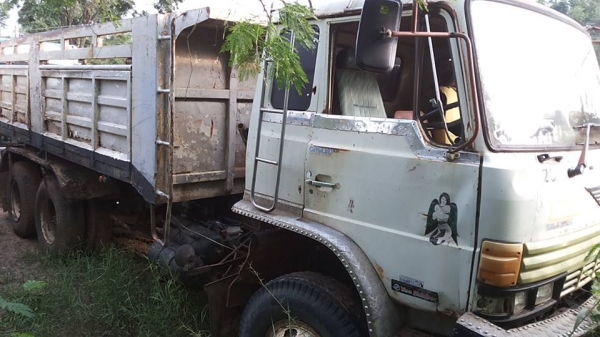 ***ขายแล้วครับขอบคุณ Truck2hand ขาย10ล้อ2เพลาดั้มถูกๆ HINO SUMO FM227LD วางเครื่องHO7C-185แรง (ลงเล่ม) เครื่องดีเกียร์ดี ช่วงล่าง2เพลาเดิม คัสซีดี มีบวมซับใน กับ มีตำหนิ คัสซีแตกกลางตัวซ้าย รอยแตกขึ้นประมาณ2นิ้ว (ตามรูป) ที่เหลือไม่ปะไม่ดาม สโลวเดิม กระบะ