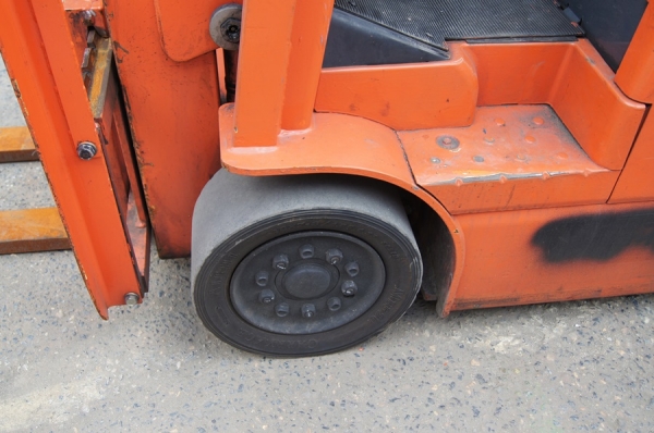 รถยกไฟฟ้านั่งขับ 3 ล้อ ขนาด 1.5 ตัน เสาสูง 3 เมตร TOYOTA 7FBEL15