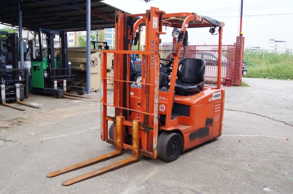 รถยกไฟฟ้านั่งขับ 3 ล้อ ขนาด 1.5 ตัน เสาสูง 3 เมตร TOYOTA 7FBEL15