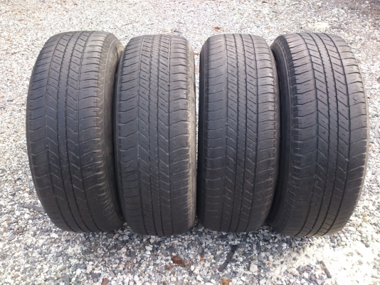 ขายแม็กพร้อมยาง TOYOTA VIGO CHAMP 265/65R17 ยางปี11 จำนวน 1 ชุด พร้อมน๊อตแท้ 24 ตัว