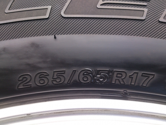 ขายแม็กพร้อมยาง TOYOTA VIGO CHAMP 265/65R17 ยางปี11 จำนวน 1 ชุด พร้อมน๊อตแท้ 24 ตัว