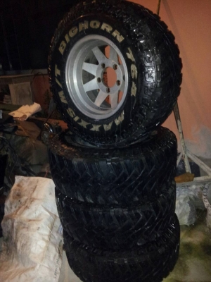 ล้อแม็กจิ๊ปมิตซู  japan   ใส่ยาง  31-10.5-15  ออฟลึกๆๆ  4  ล้อและล้ออหลั่ยหยดน้ำ 1 ล้อ