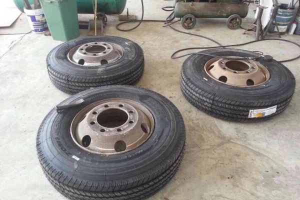 ยางเรเดียลใหม่รถบัส บรรทุก ราคาส่ง ถูก ทน 295/80/22.5  11R  ยาง1000