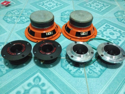 ยกกอง 1200 บาท มีกลาง6.5&quot;1คู่+แหลม2คู่. ใช้งานปกติเสียงดีไม่แตกไม่พร่า ไม่เคยซ่อม.