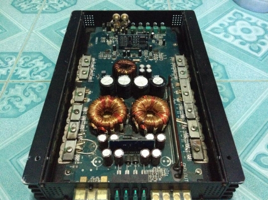 แอมป์คลาสดี Rocker 2000w. มือสองสภาพผ่านการซ่อมมาแล้ว แต่เทสแล้วอัดยาวผ่านครับ ฝาหลังไม่มีครับ ขับซับ10&quot;-12&quot;หล่อสบายๆเบสดีครับ ขาย 2550 บาท