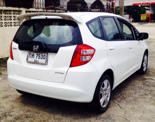 รถสวย จัดเต็ม  ขั้นเทพ  HONDA  JAZZ  2011  เกียรธรรมดา  สีขาว