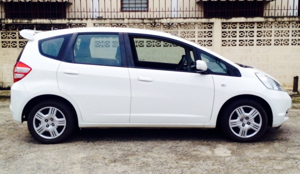 รถสวย จัดเต็ม  ขั้นเทพ  HONDA  JAZZ  2011  เกียรธรรมดา  สีขาว