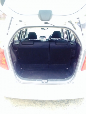 รถสวย จัดเต็ม  ขั้นเทพ  HONDA  JAZZ  2011  เกียรธรรมดา  สีขาว