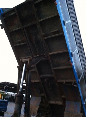 ขายหกล้อHINO KL ดั้มเกษตรยาว5เมตร กว้าง2.20เมตร หัวบางเดิมไม่เคยทำสี คัสซีสวยมากๆ เครื่องเดิมแน่นไม่หลวม ยาง8.25ขอบ20 ยางดี ทะเบียนพร้อมโอน