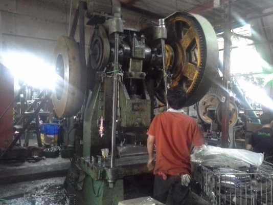 เครื่องปั๊ม 150 ตัน เดินเฟือง พร้อมใช้งาน ยังใช้ปั๊มงานอยู่ประจำ ราคานี้รวมค่ารถเครนยก ขนย้าย และ ติดตั้งให้ทั้งหมดแล้วครับ